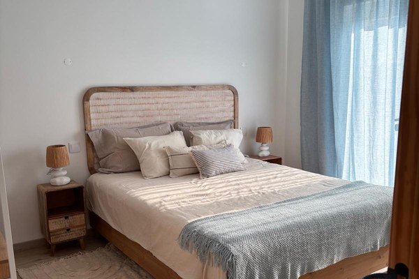 Chambre, tête de lit en rotin